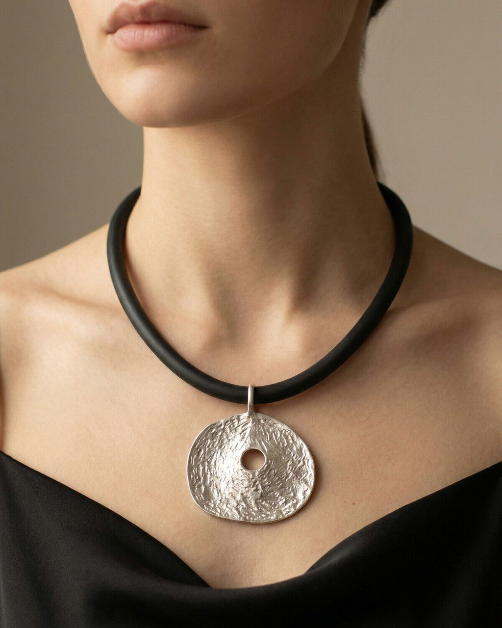 Кулон на шнурке