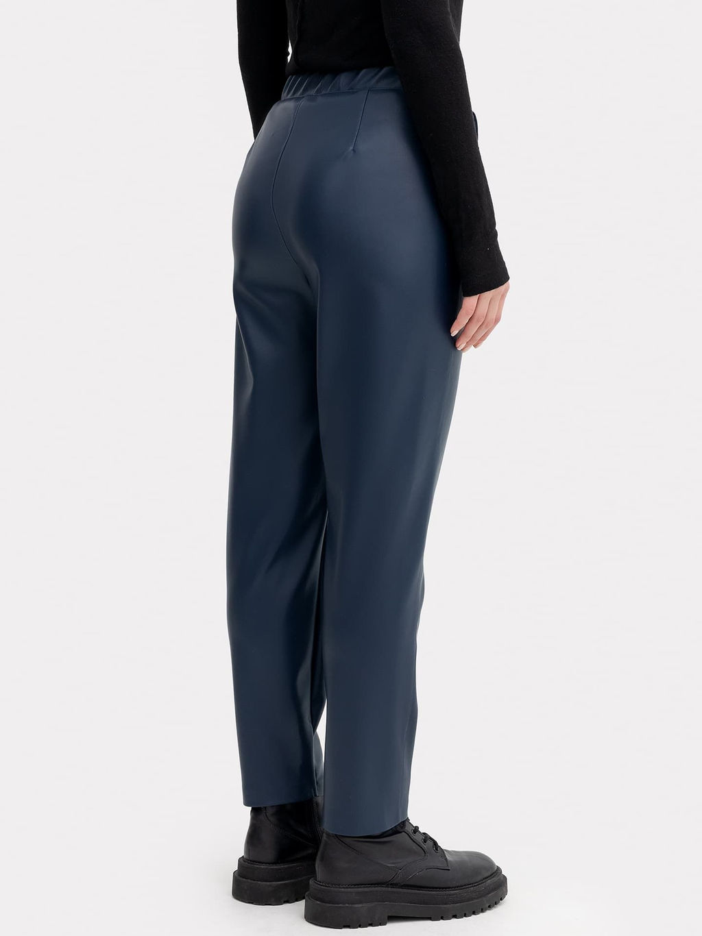 Брюки женские синие из экокожи море 182363 - Mark formelle фото 3