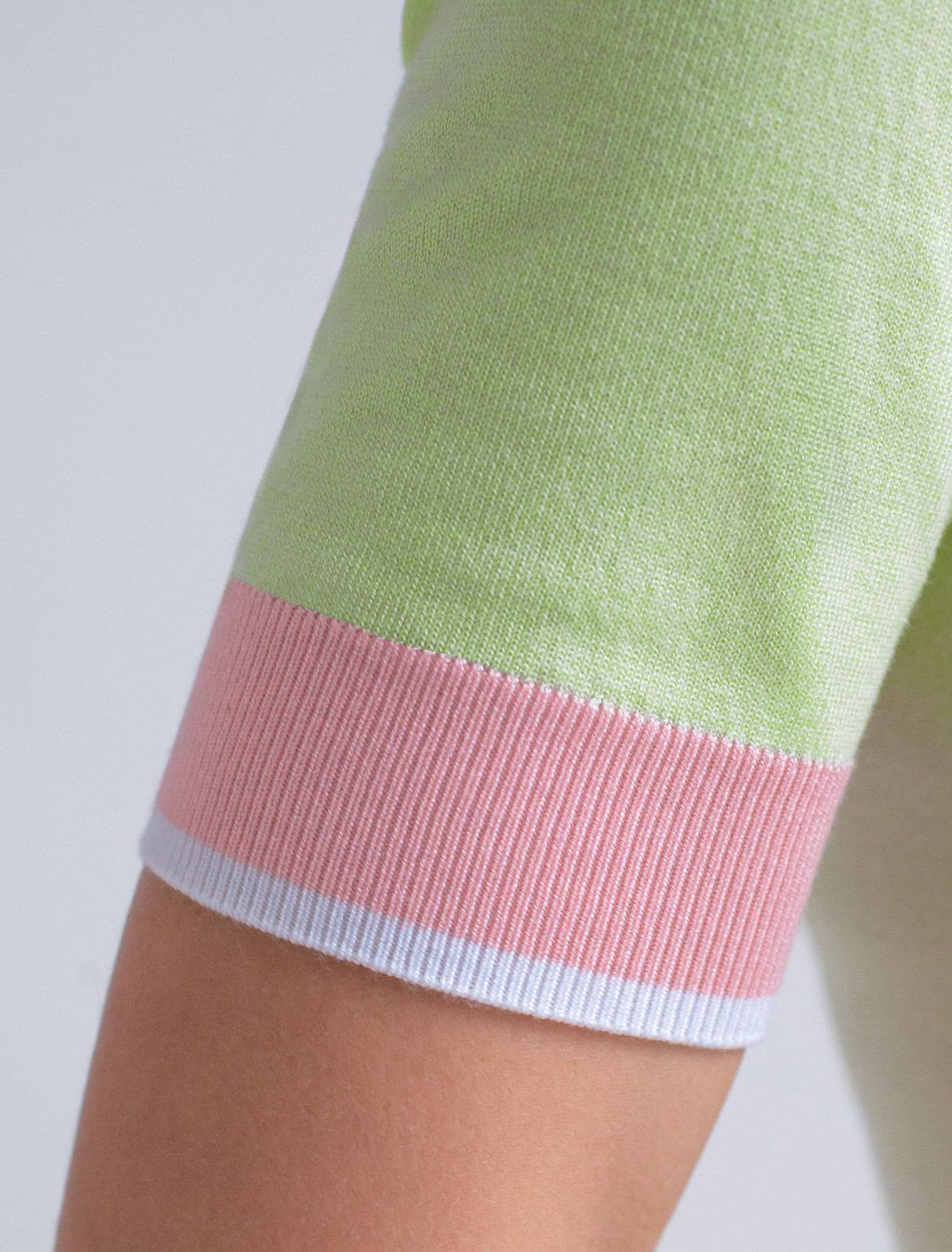 Джемпер с V-вырезом с коротким рукавом из вискозы