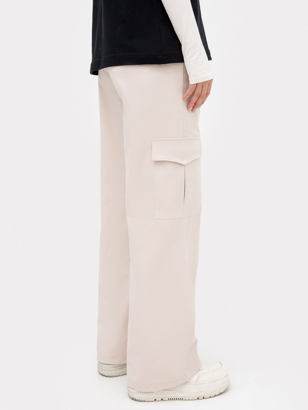 Свободные брюки карго молочного цвета с тесьмой в поясе молочный 182447 - Mark formelle фото 3