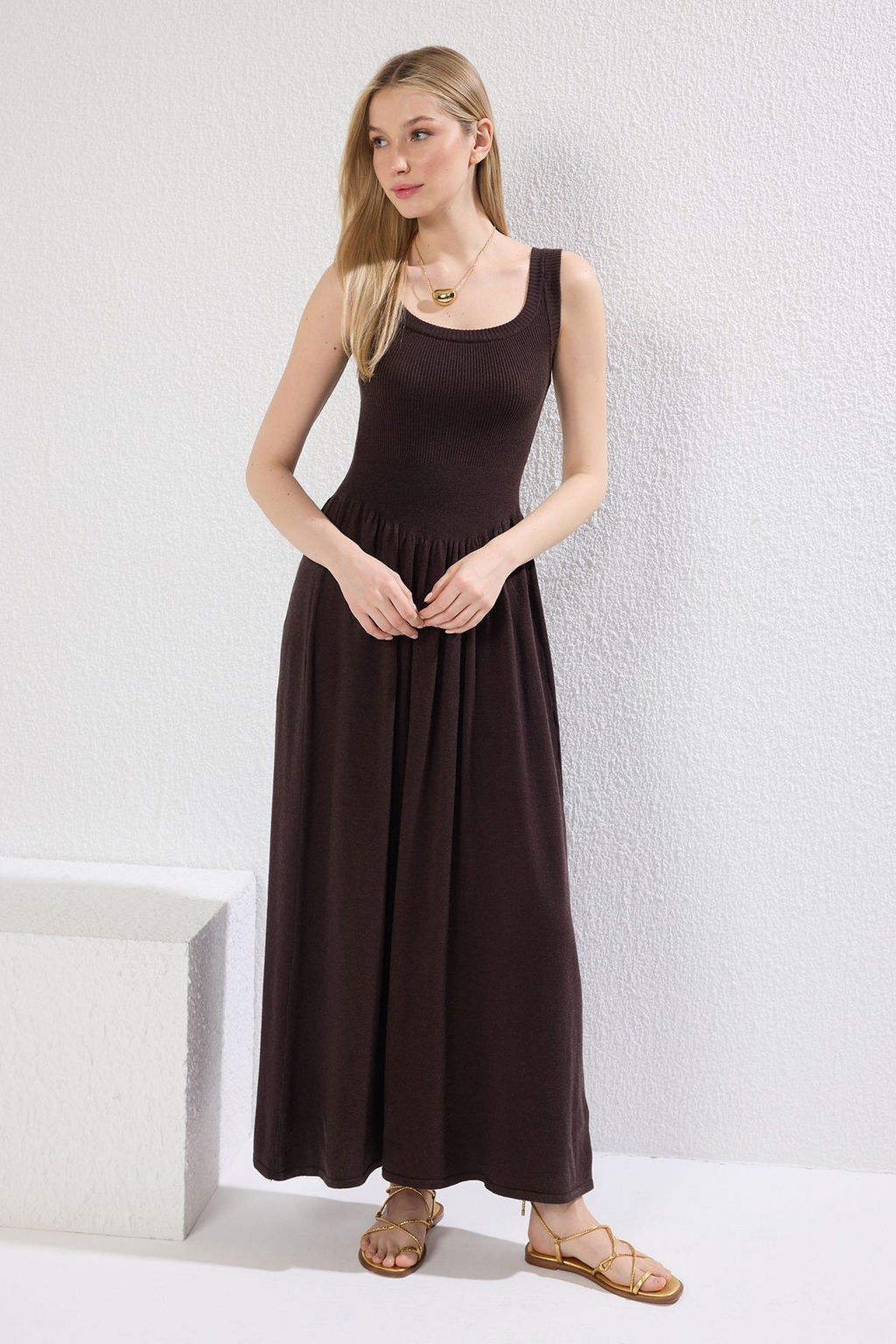 Trendyolmilla Kahverengi Premium Iplik/Ozel Iplik Midi Bisiklet Yaka Ask?l? Triko Elbise TWOSS25EL00333  фото 2