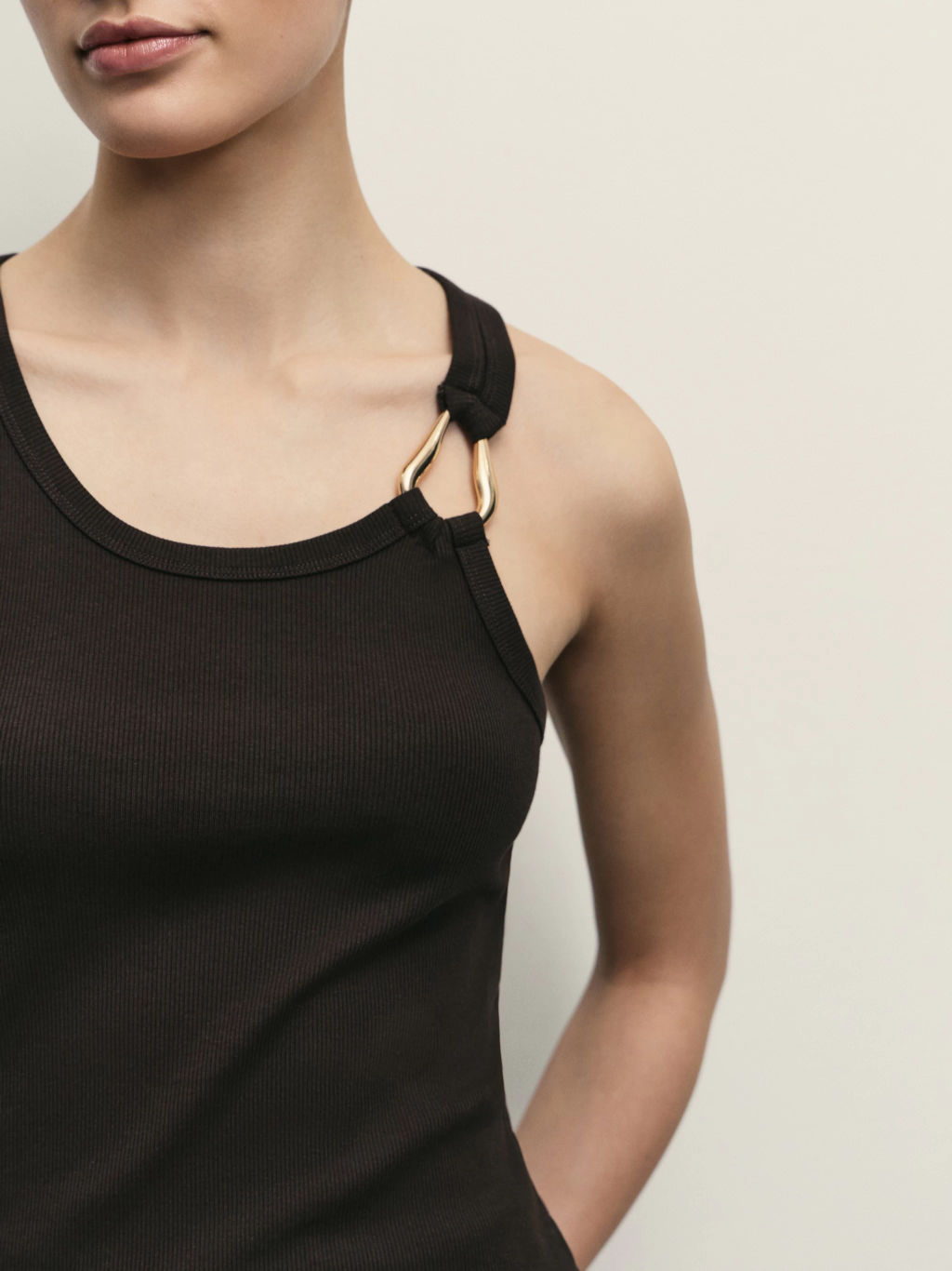 Топ с декоративным элементом / Zarina  фото 3