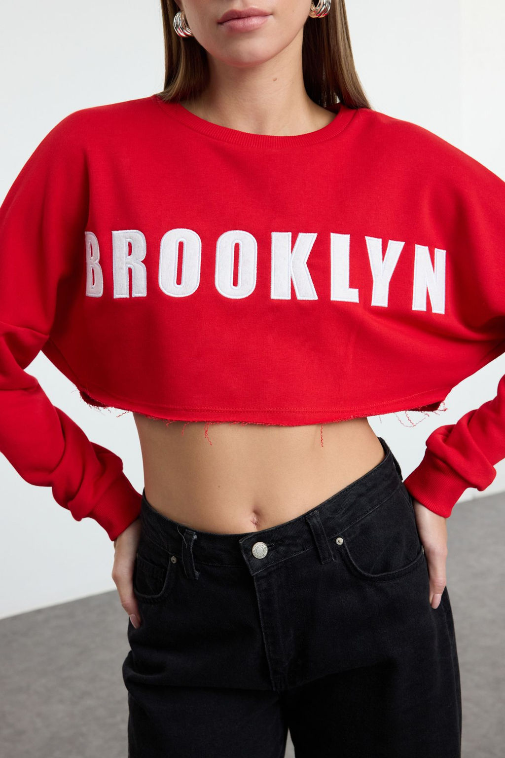 TRENDYOLMILLA Siyah Aplike Nak?sl? Relaxed Super Crop Kal?n Orme Sweatshirt TWOAW25SW00279 фото 4