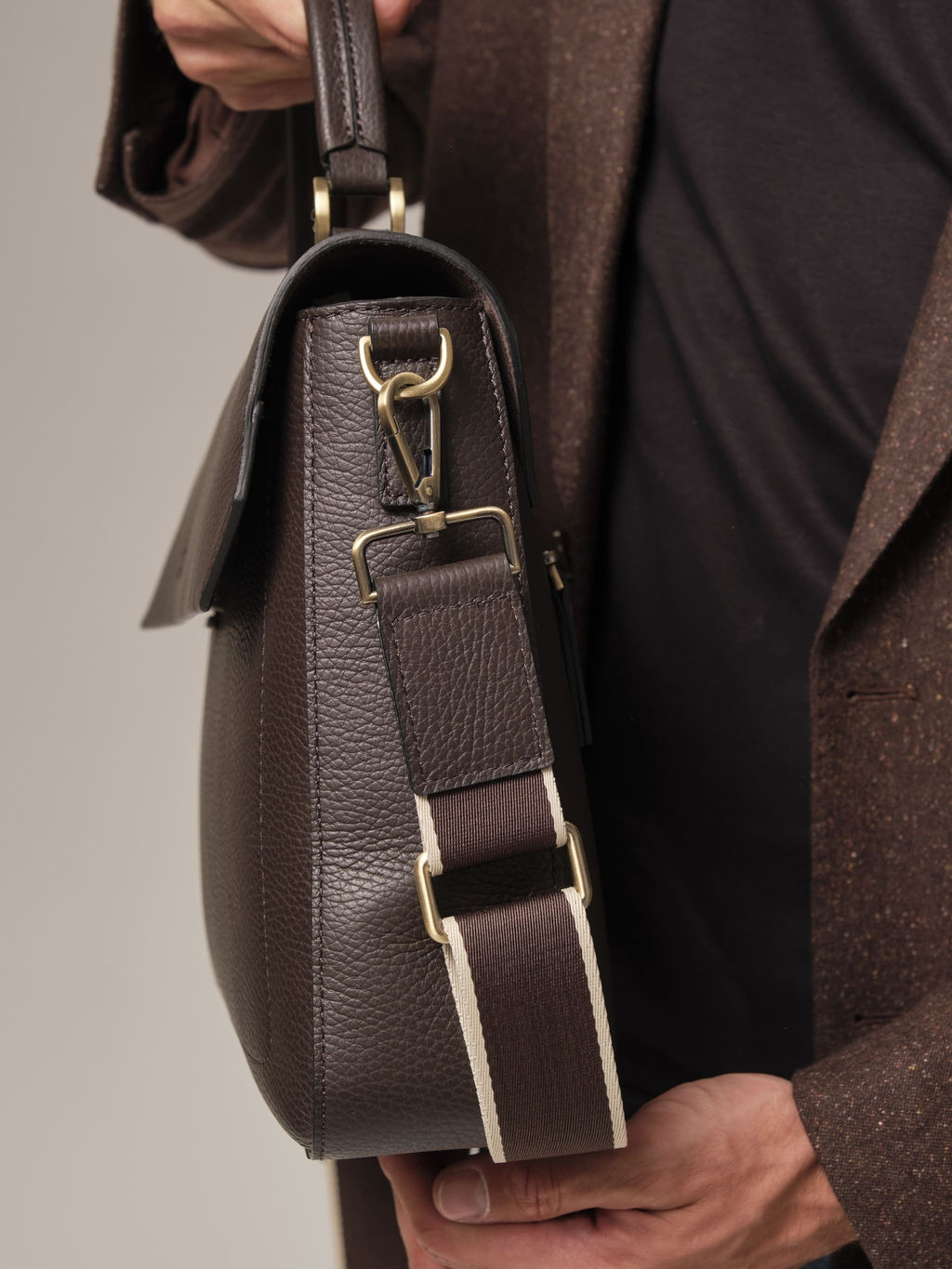 Мужская кожаная сумка Levi DBR 7115 коричневый шоколад  фото 5