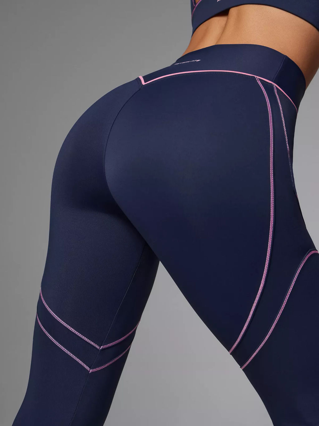 Моделирующие леггинсы с контрастными швами