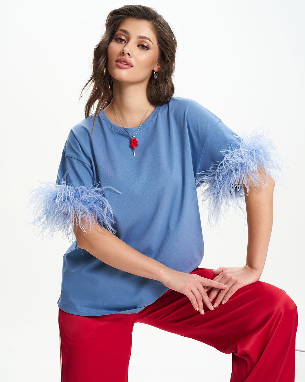 Футболка с перьями страуса