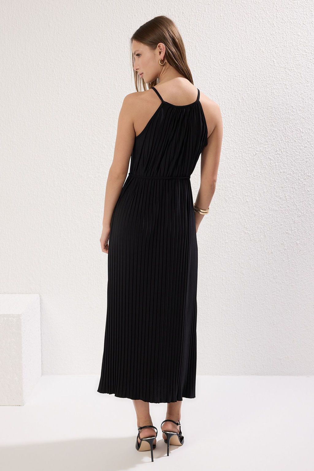 TRENDYOLMILLA Siyah Duz Maxi Dik Yaka Piliseli Skater/Belden Ac?lan Orme Elbise TWOSS25EL00513  фото 4