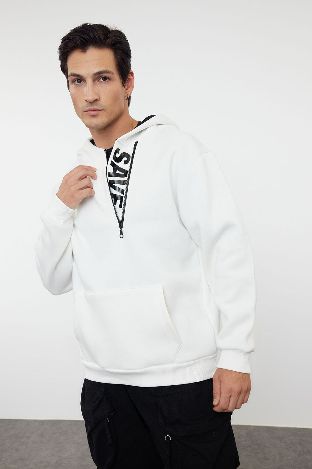 TRENDYOL MAN Ekru Oversize/Genis Kesim Fermuar Ici Yaz? Bask?l? Polarl? Kapusonlu Sweatshirt TMNAW25SW00074