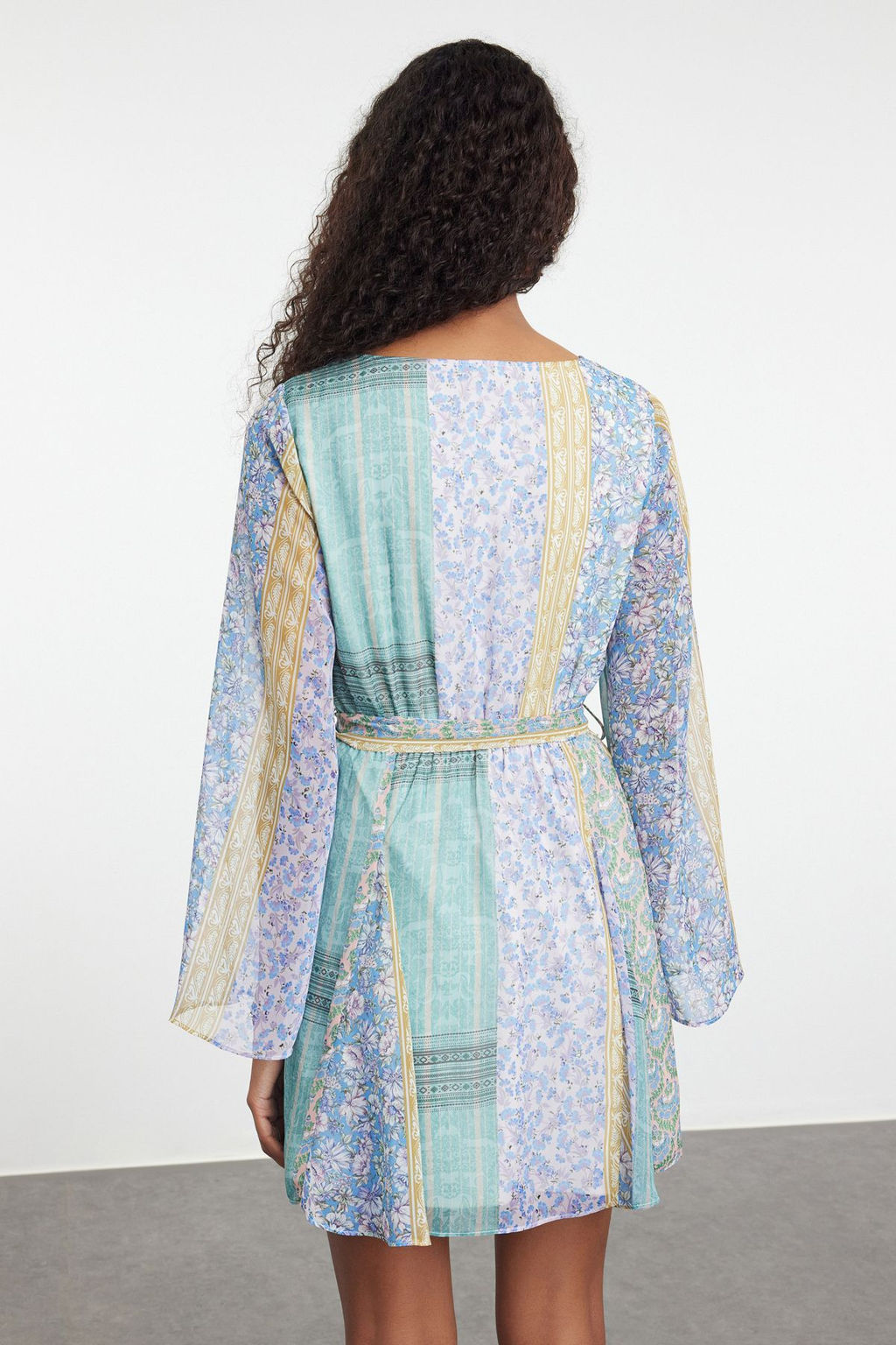 TRENDYOLMILLA Cok Renkli Cicek Desenli Etegi Belden Ac?lan Mini Astarl? Dokuma Sifon Elbise TWOAW25EL00178  фото 10