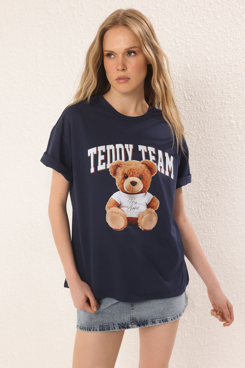 TRENDYOLMILLA Beyaz %100 Pamuk Oversize/Genis Kal?p Ay?c?k Bask?l? Orme T-Shirt TWOSS25TS00090