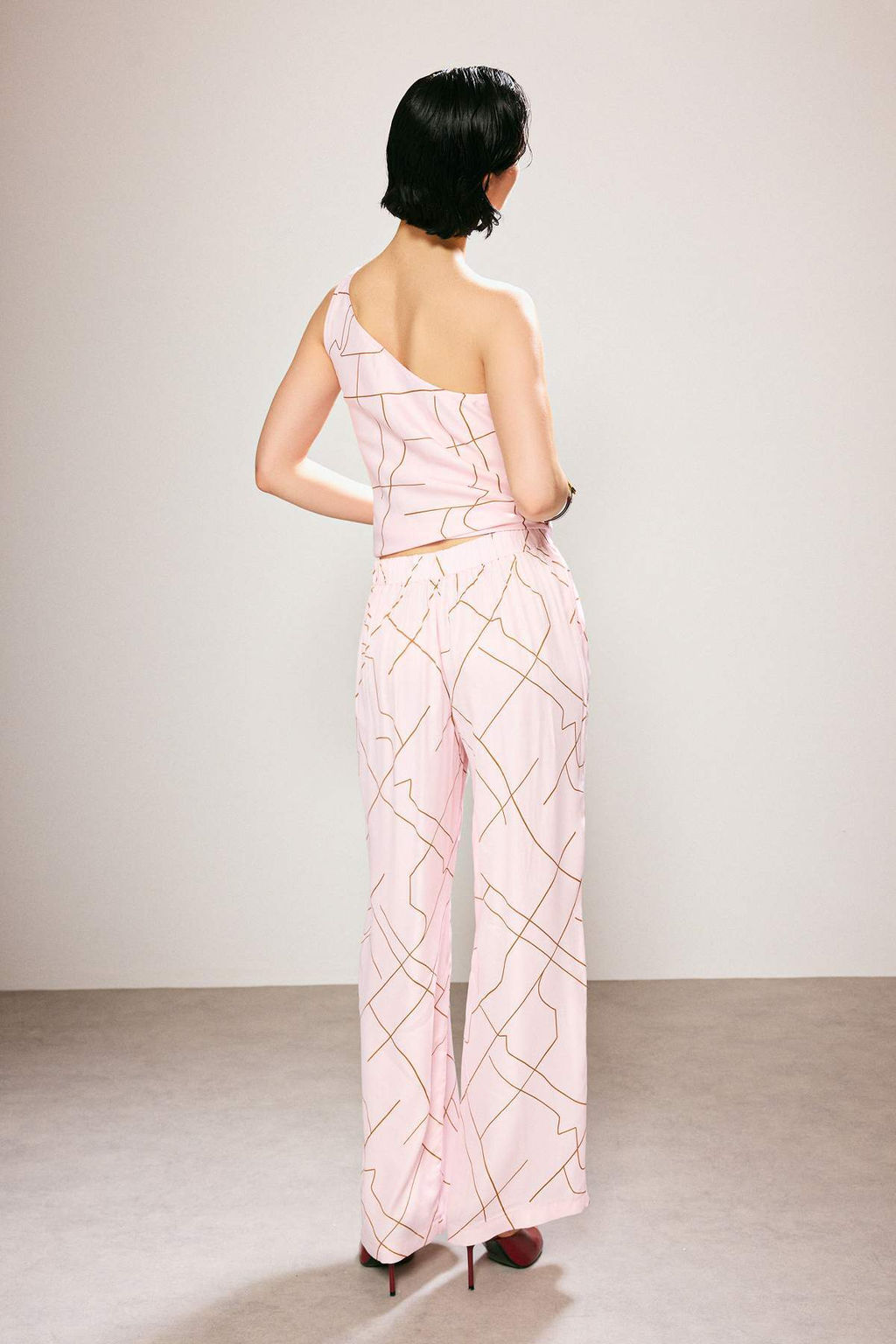 Trendyol Studio Pembe Desenli Arka Beli Lastikli Saten Pantolon TWOSS26PL0013 - Trendyolmilla фото 4