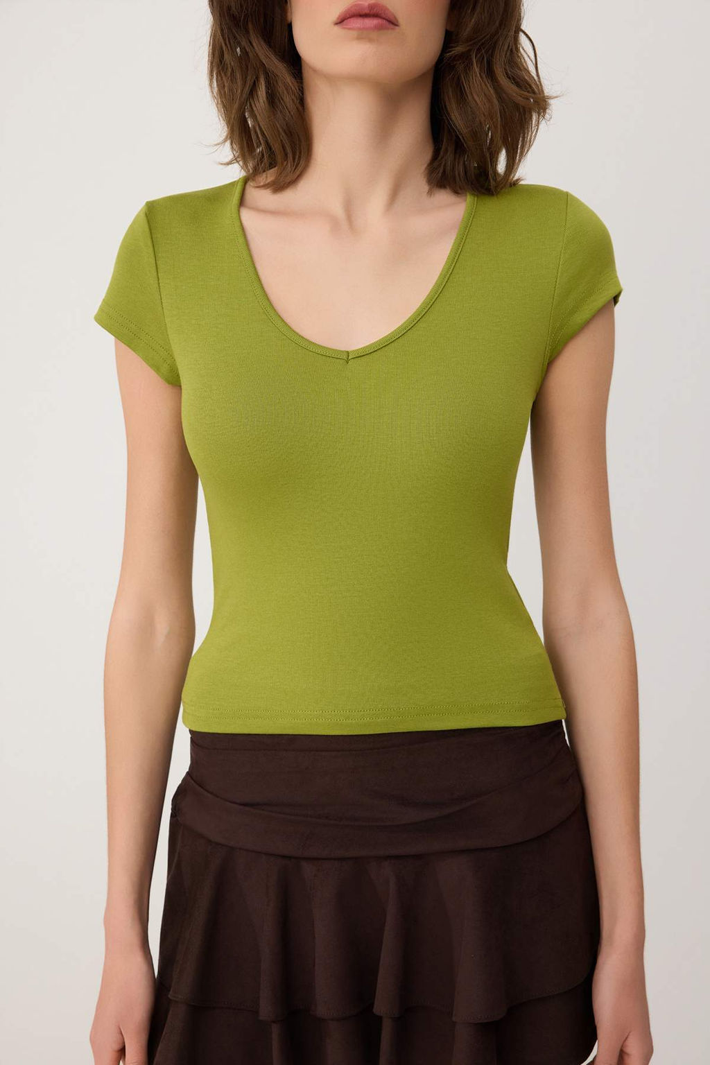 Ekru Duz Fitted V Yaka Ay Kol K?sa Yumusak Orme T-Shirt TWOSS26TS00243 - Trendyolmilla фото 7