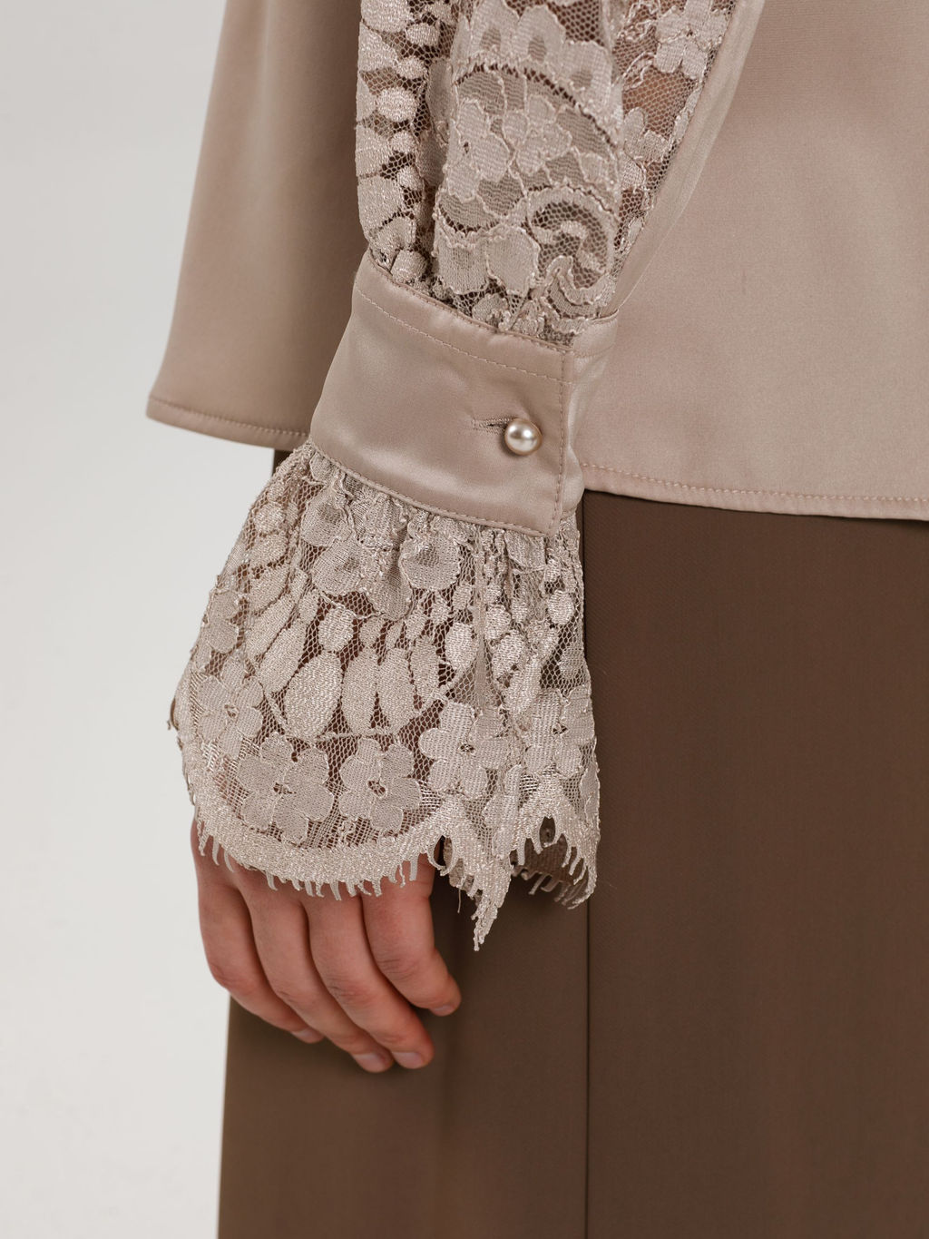 Блузка с кружевом