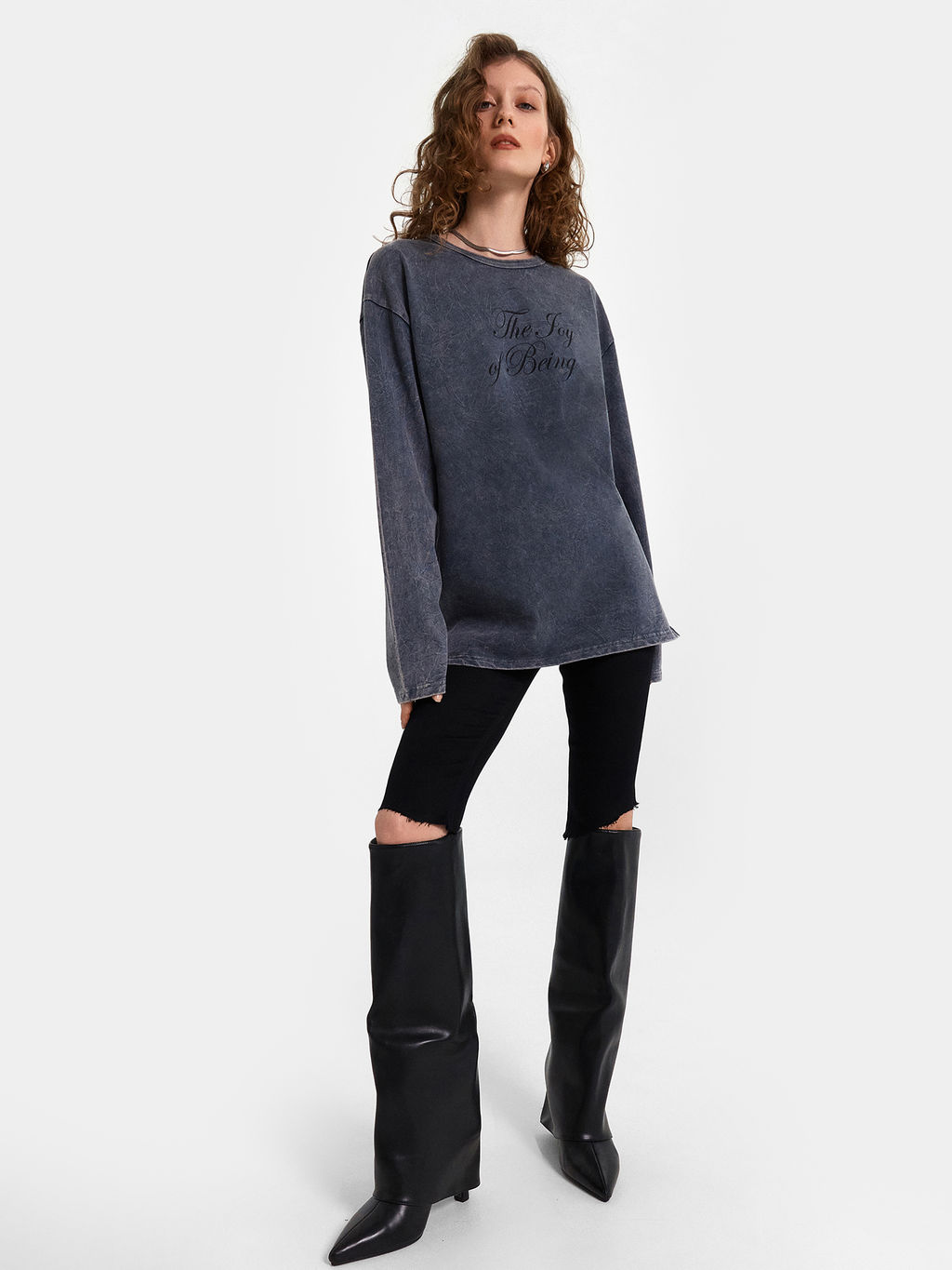 Джемпер женский черный с обработкой эйсид и надписью The joy of being ACID WASH черный янтарь +печать 122924 - Mark formelle фото 2