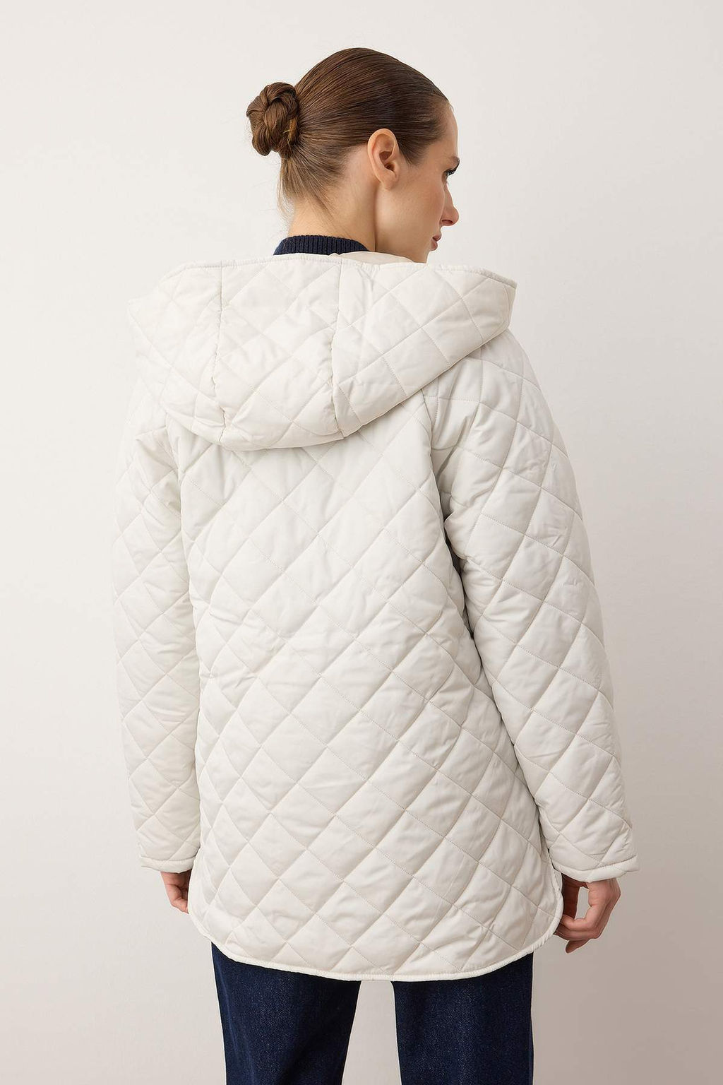 TRENDYOLMILLA Gri Kapusonlu Su Itici Kapitone Mont TWOAW23MO00131  фото 39