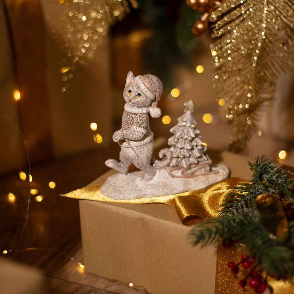 СТАТУЭТКА КОТИК С ЕЛОЧКОЙ 13Х5,5Х11,5 СМ