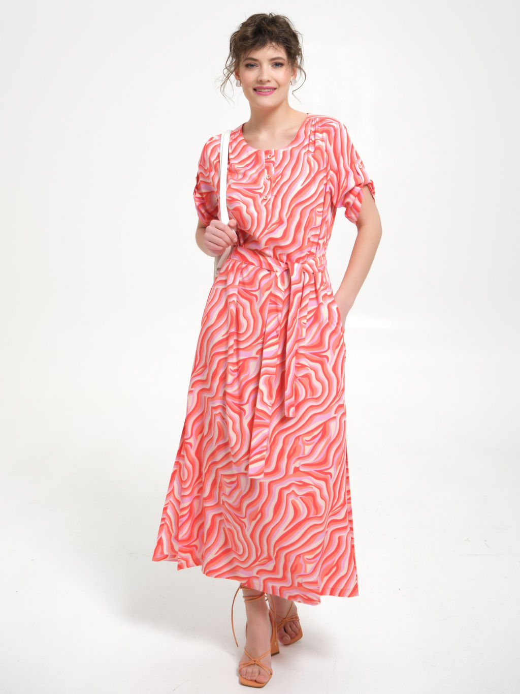 Платье с разрезами по бокам