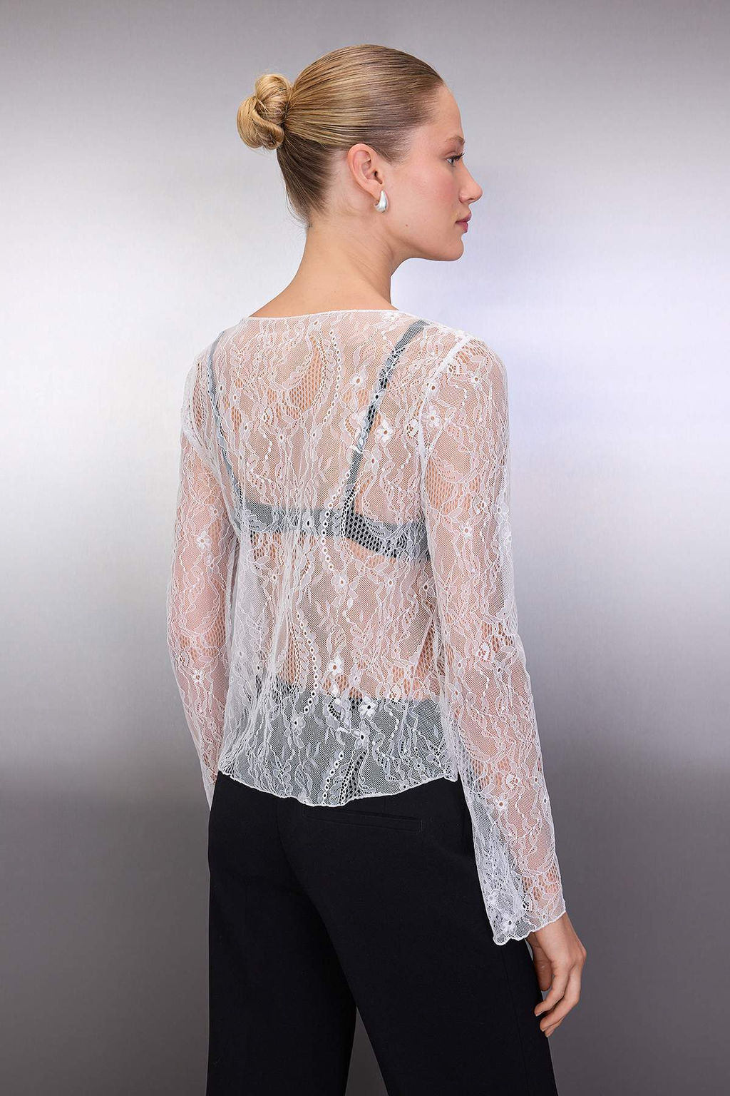 Beyaz Regular Fit Kay?k Yaka Dantel Esnek Orme Bluz TWOSS23BZ00795