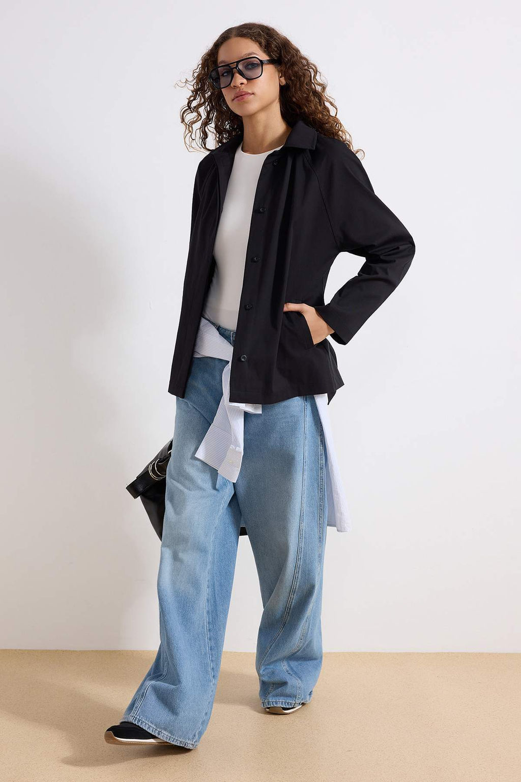 Siyah Oversize Kusakl? K?sa Trenckot TWOSS26TR00003