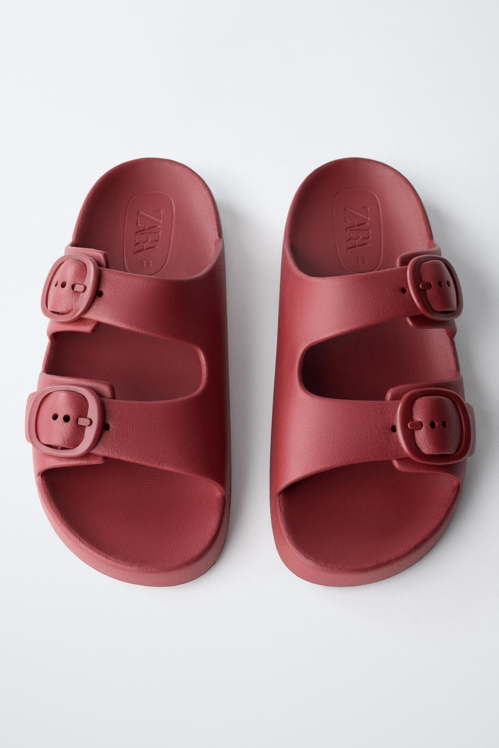 SANDALIA ENGOMADA HEBILLAS / Granate