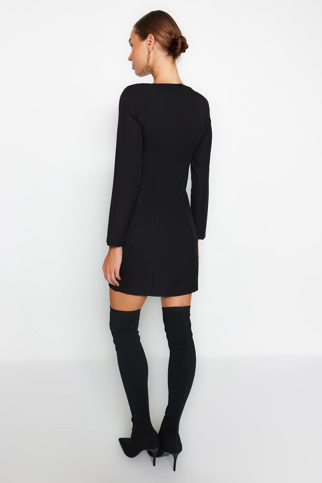 Siyah Duz Kesim Dugme Detayl? Bisiklet Yaka Mini Dokuma Elbise TWOAW24EL00410 - Trendyolmilla фото 7