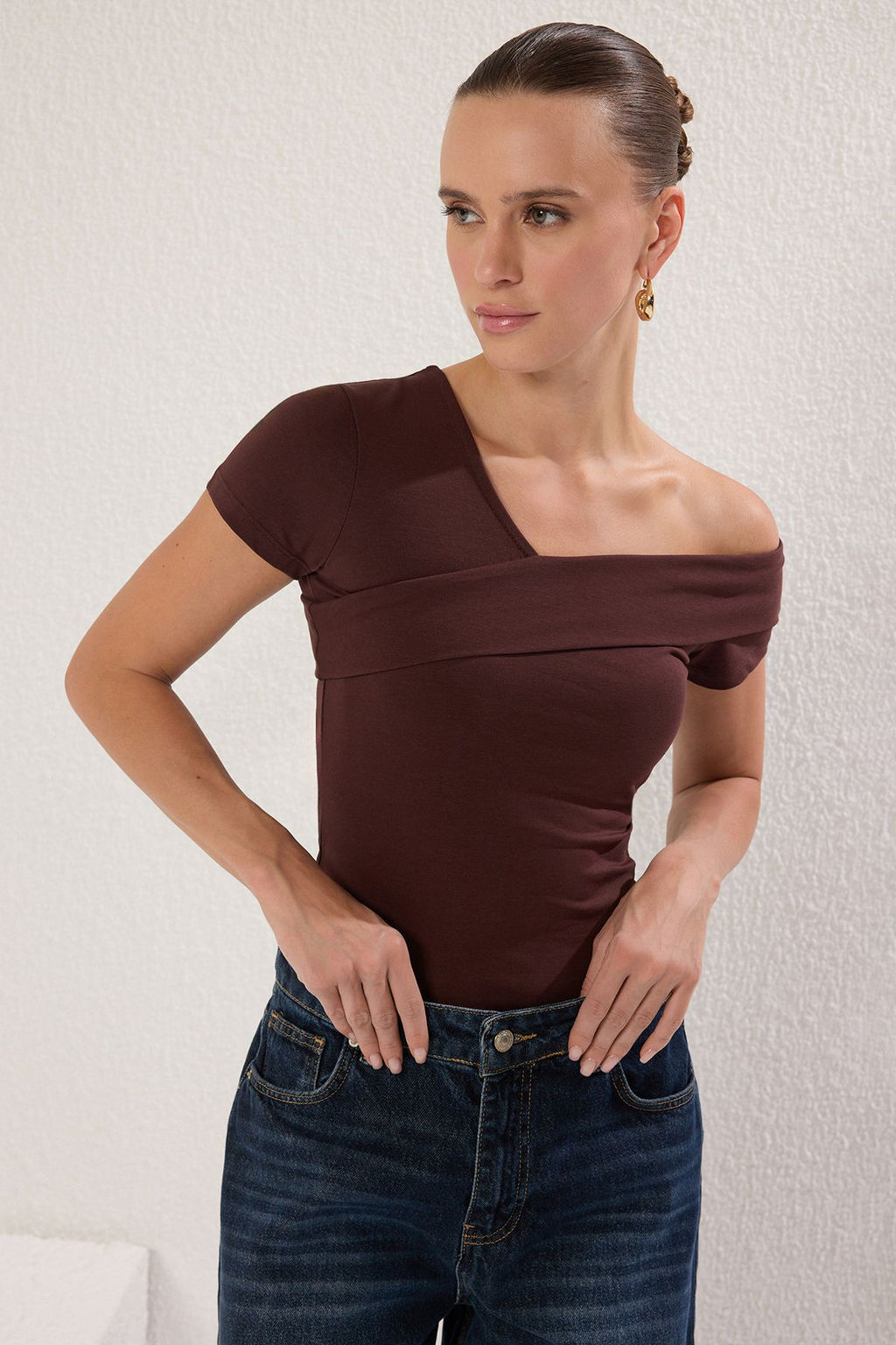 Kahverengi Asimetrik Yaka Fitted/Vucuda Oturan Orme Bluz TWOSS25BZ00381