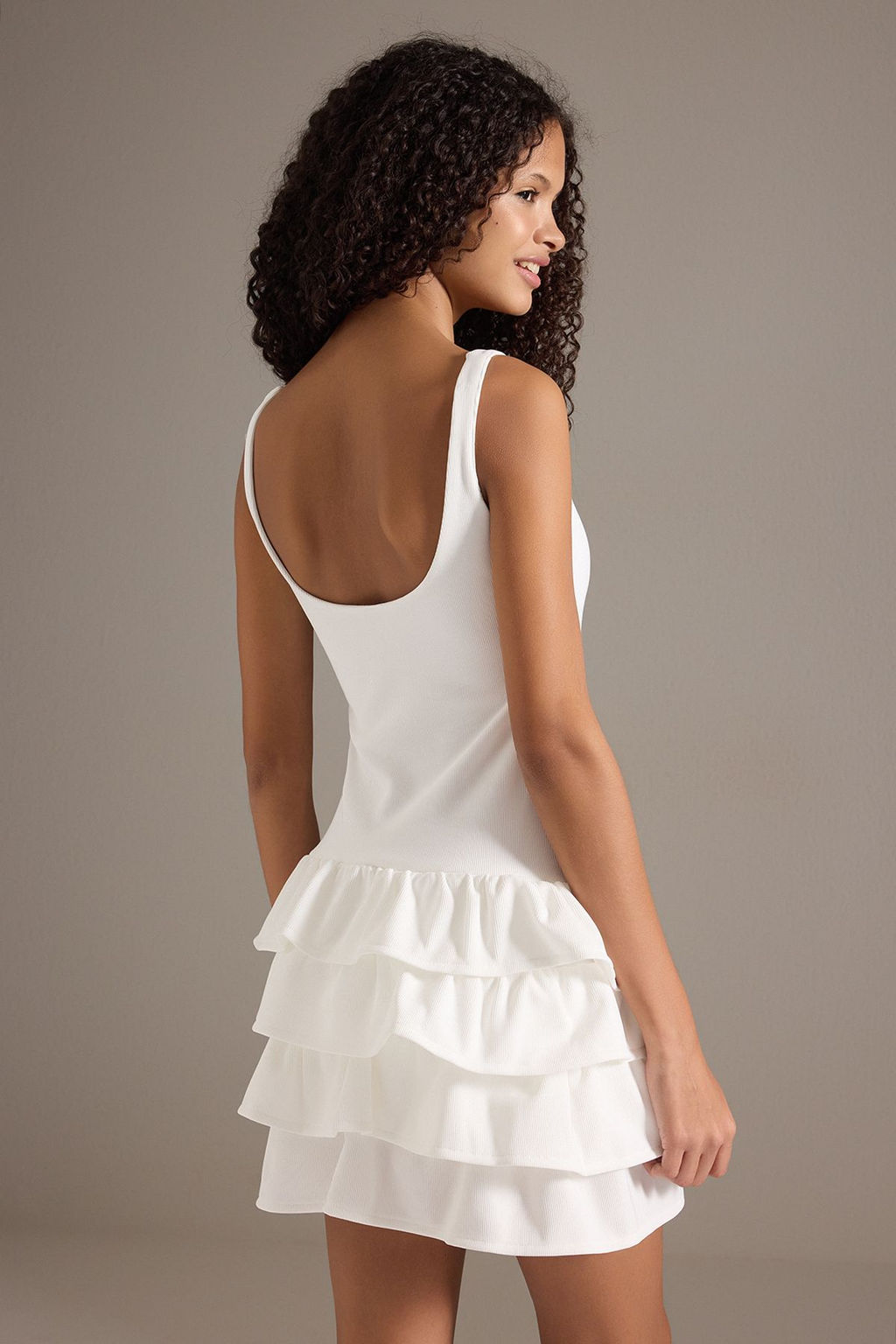 TRENDYOLMILLA Beyaz Duz Volanl? / F?rf?rl? Mini Esnek Orme Elbise TWOSS25EL00388 фото 4