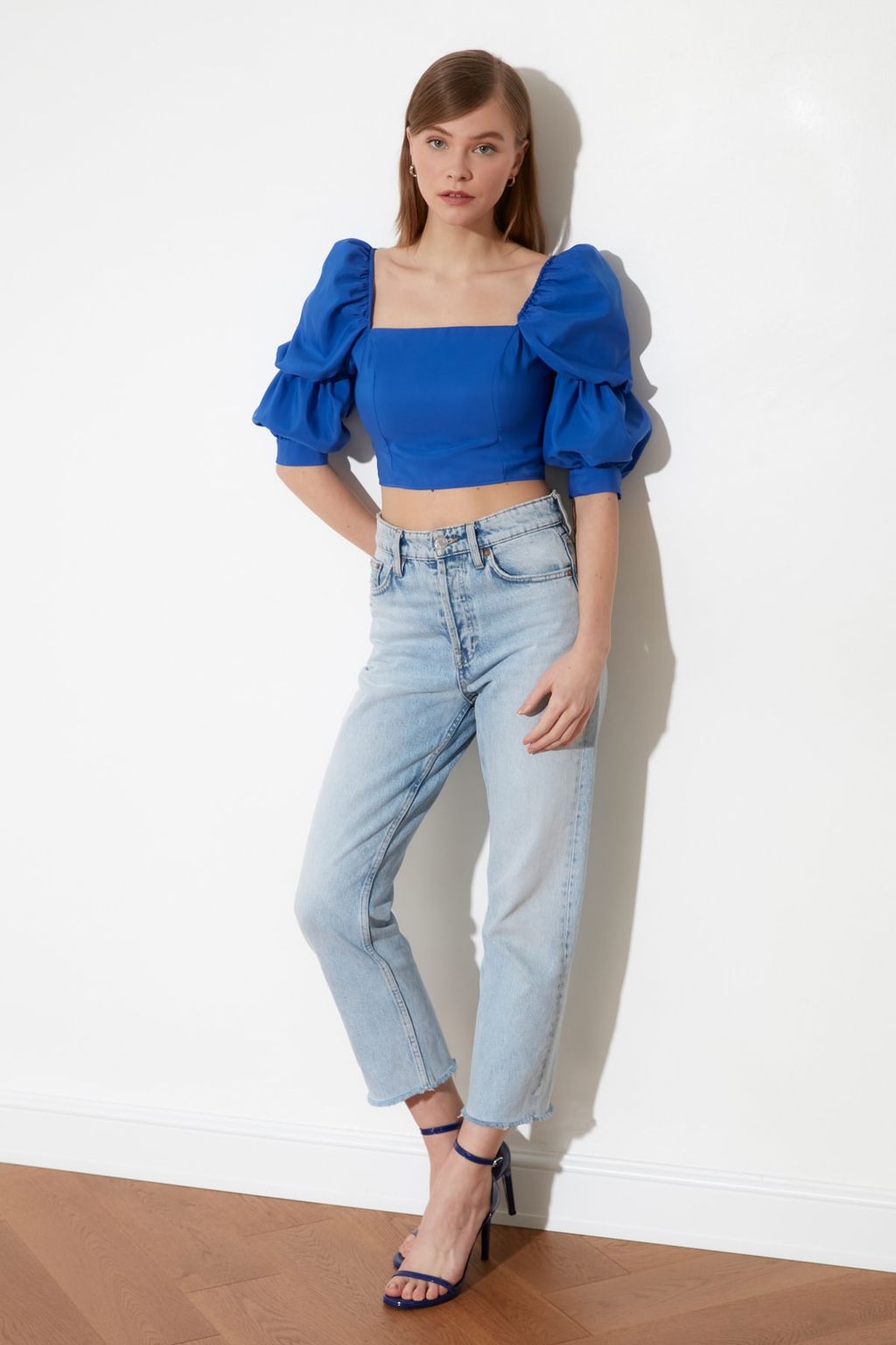 Trendyolmilla Beyaz Balon Kol Kare Yaka Crop Dokuma Bluz TWOSS19XB0036