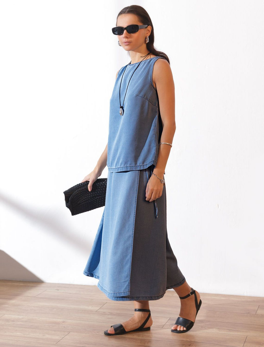 Топ с вырезом лодочка и асимметричным разрезом на спине из джинсового лиоцелла - Vilatte фото 4