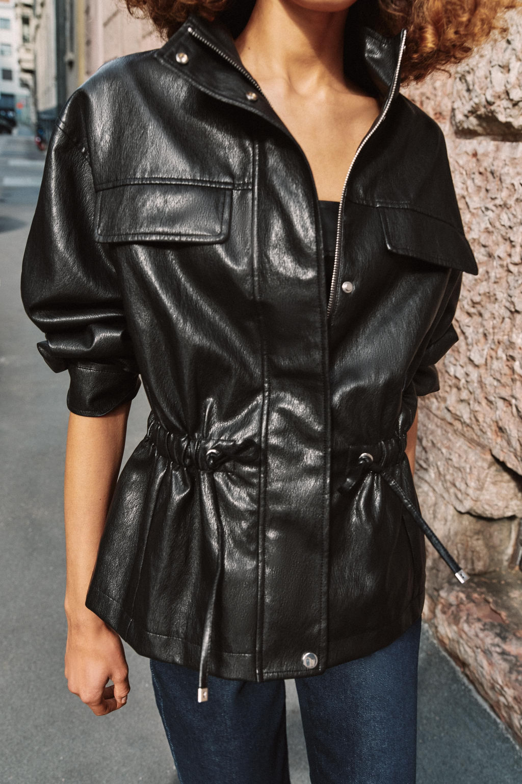 CAZADORA EFECTO PIEL CUELLO SUBIDO / Negro - Zara фото 4