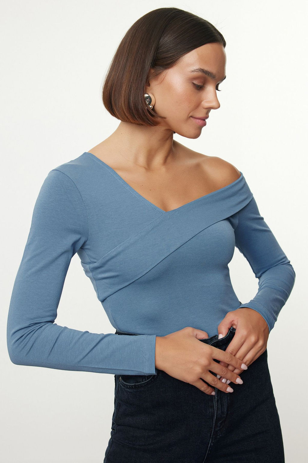 Trendyolmilla Siyah Pamuklu Esnek Volanl? Fitted/Vucuda Oturan Crop Orme Bluz TWOAW24BZ00161 фото 11