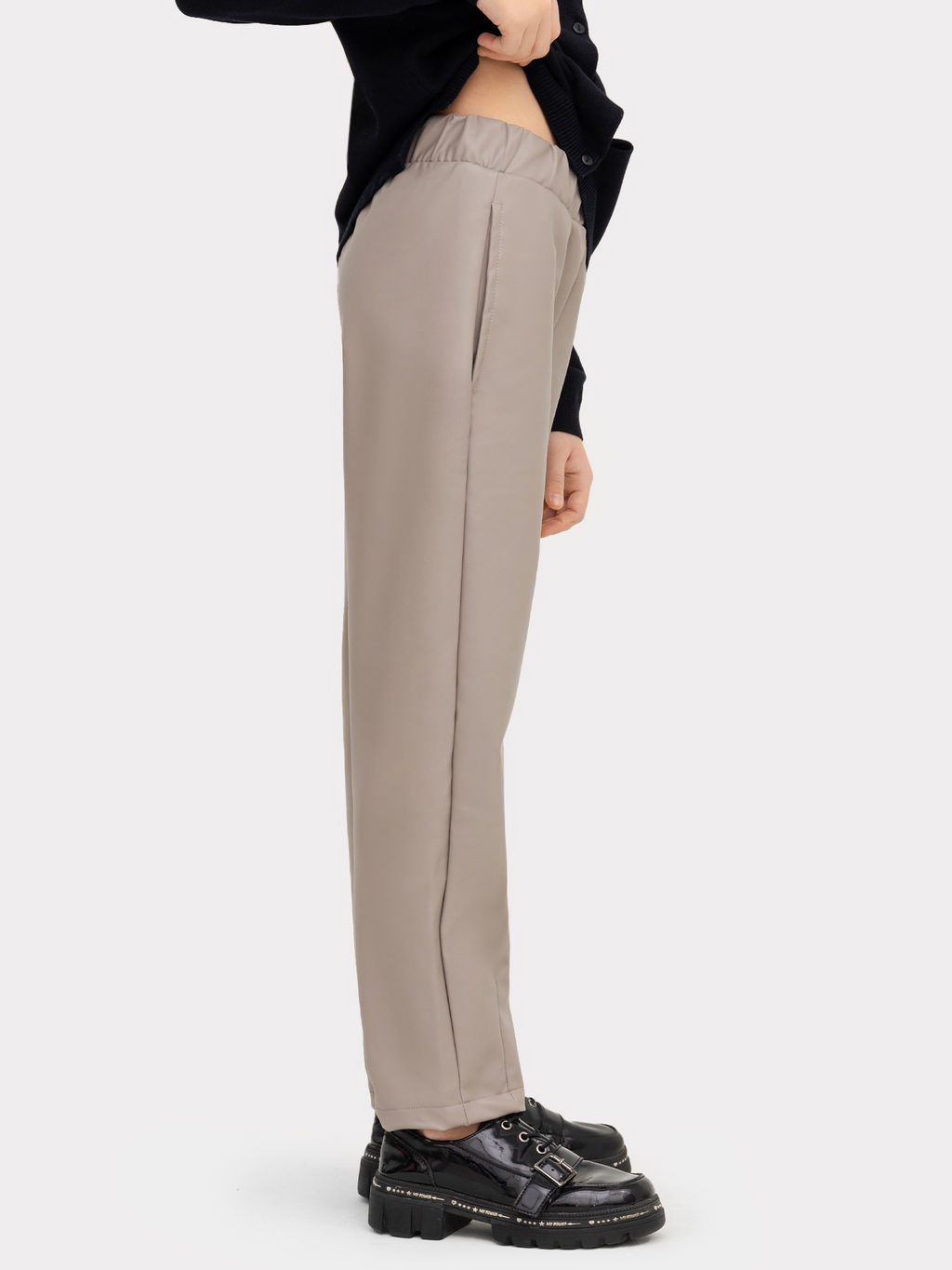 Брюки для девочек в сером цвете из экокожи - Mark formelle фото 4