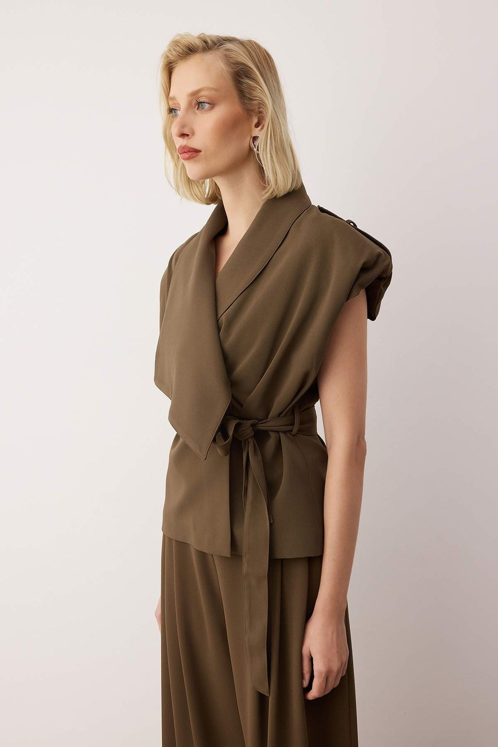 EXCLUSIVE Ac?k Haki Fitted Dokumlu Kumas Belden Oturmal? Vatkal? Astarl? Yelek TWOAW26YE00062 - Trendyolmilla фото 3