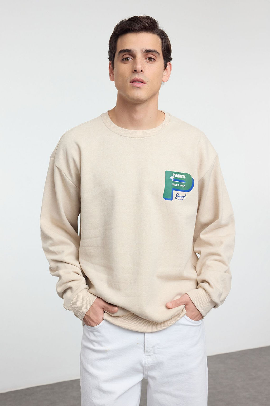 TRENDYOL MAN Un?sex Tas Oversize/Genis Kesim Snoopy Orijinal Lisansl? On&S?rt Bask?l? Sweatshirt TMNAW25SW00131 - Trendyolmilla фото 2
