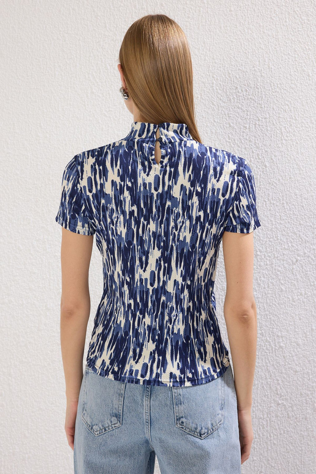 Lacivert Burumcuk/Dokulu Dik Yaka Bask?l? Orme Bluz TWOSS25BZ00396