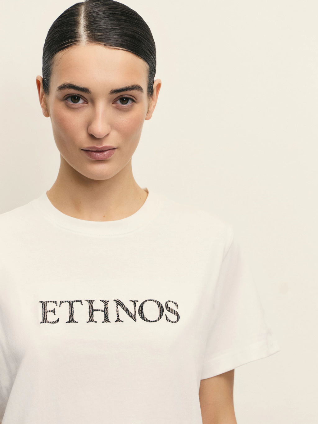 Футболка оверсайз с вышивкой / Zarina  фото 6