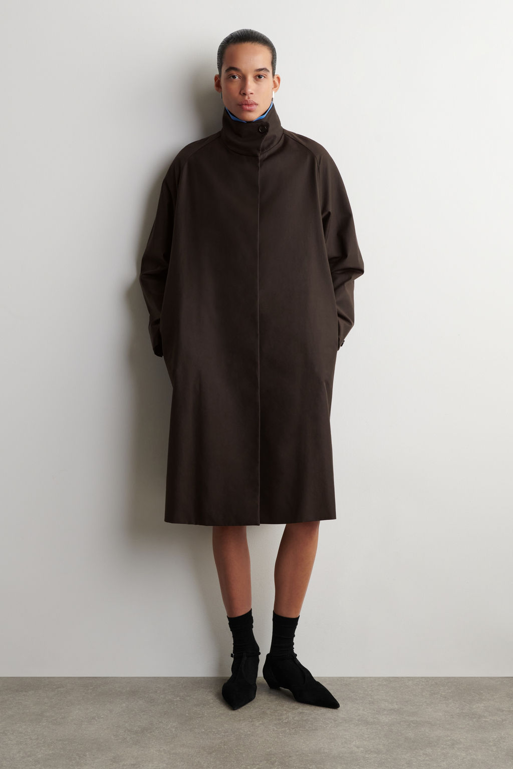 ABRIGO OVERSIZE CON CUELLO ALTO