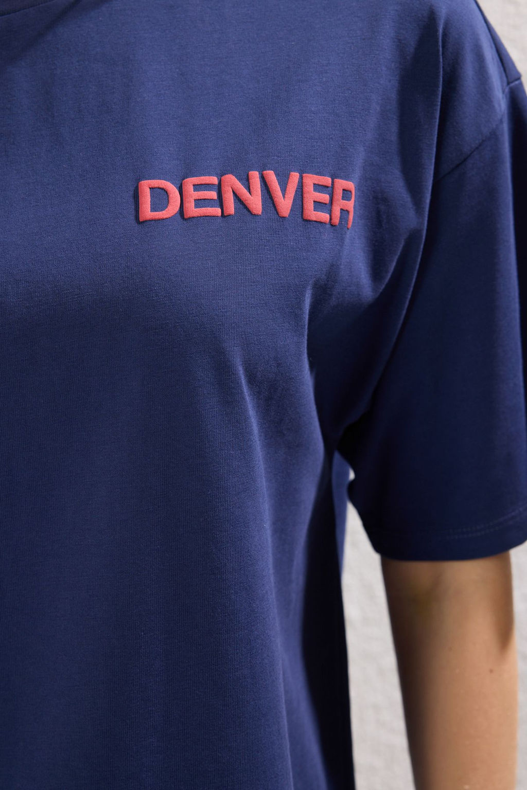 TRENDYOLMILLA Lacivert Premium %100 Pamuk S?rt ve On Bask?l? Oversize/Genis Kal?p Orme T-Shirt TWOSS25TS00071 фото 4