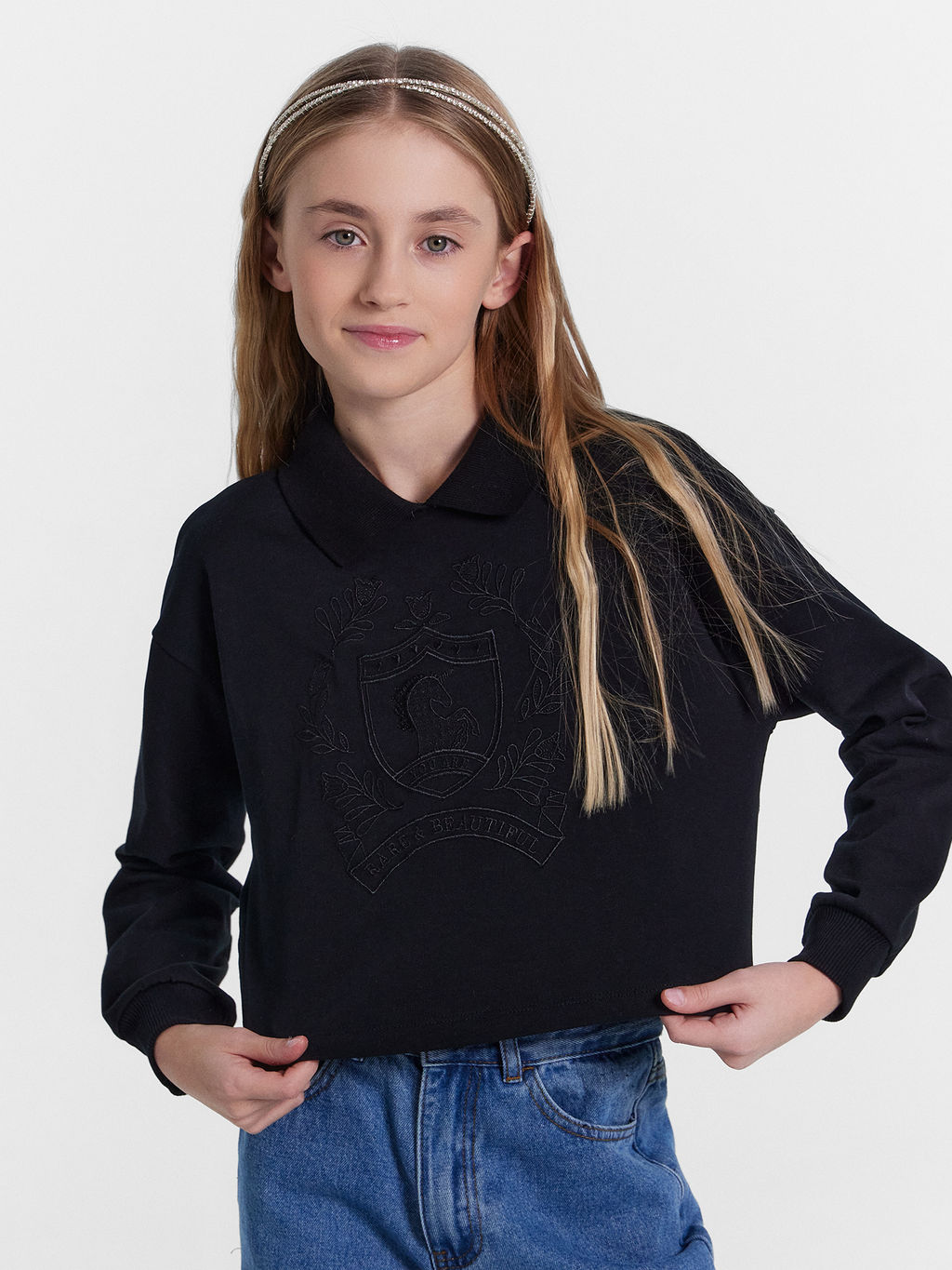 Джемпер для девочек черный с вышивкой