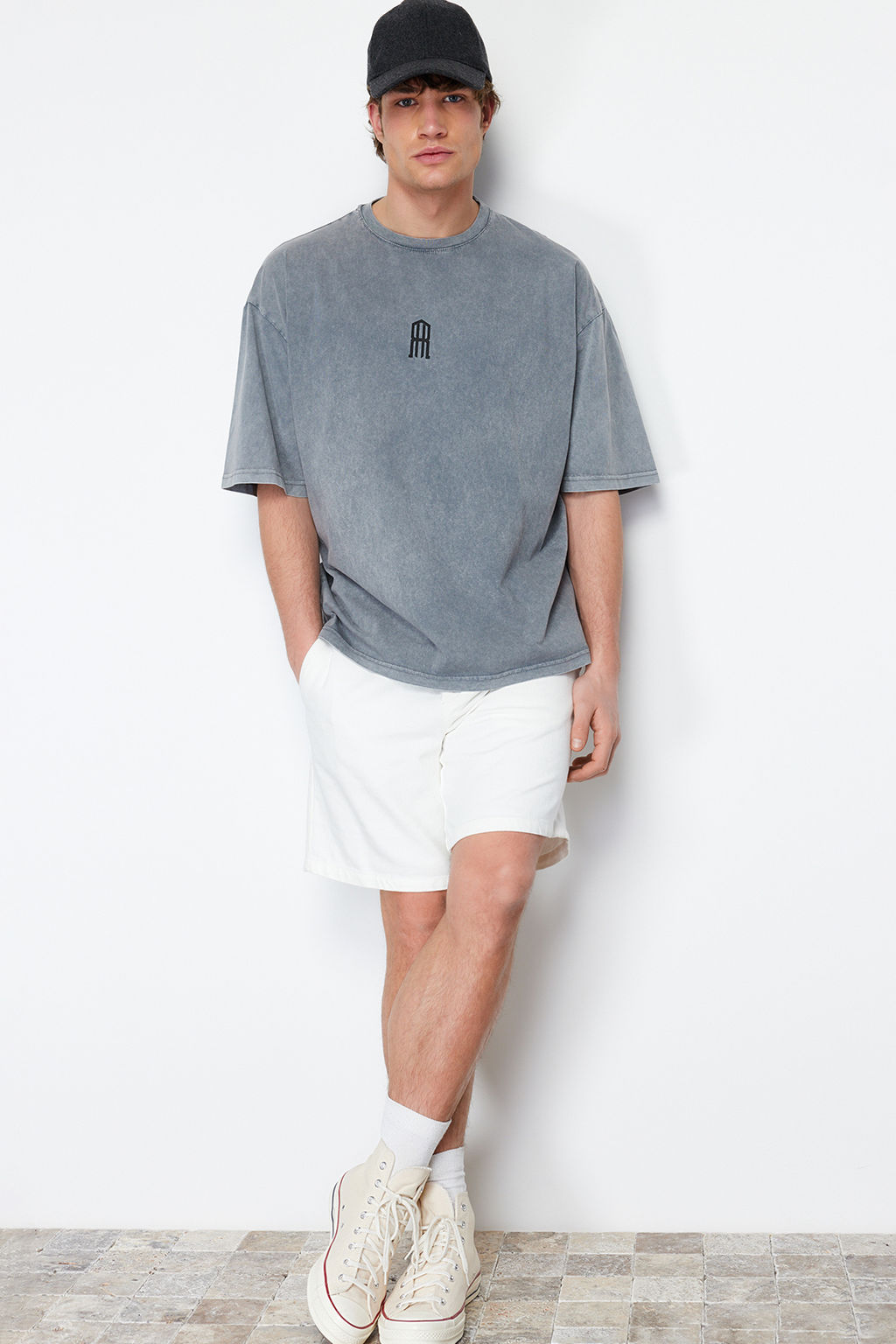 TRENDYOL MAN Gri Oversize/Genis Kesim Eskitme/Soluk Efektli %100 Pamuklu T-shirt TMNSS24TS00146