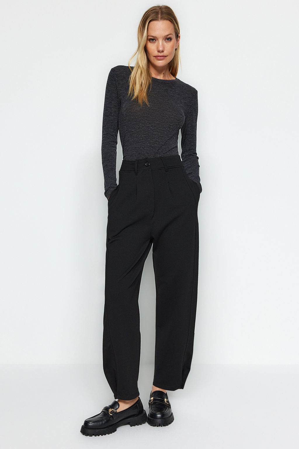 TRENDYOLMILLA Siyah Pileli Genis/Rahat Kesim Yuksek Bel Havuc Fit Interlok Orme Pantolon TWOAW24PL00143  фото 3