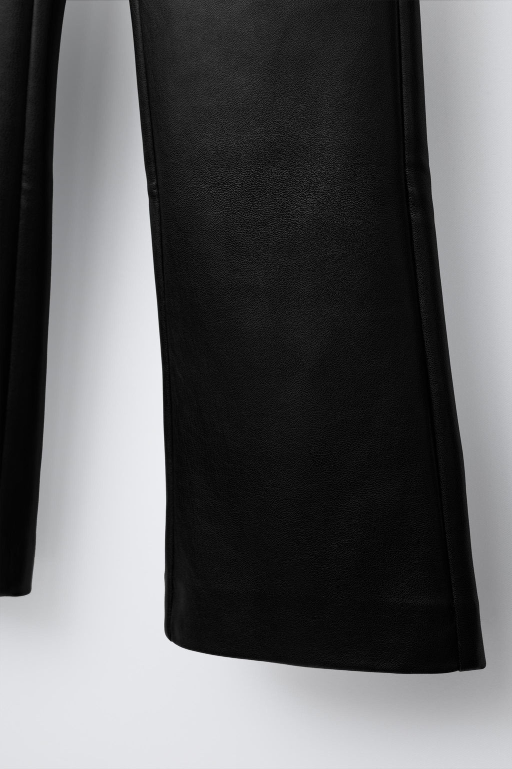 FAUX LEATHER FLARE TROUSERS - Zara фото 4