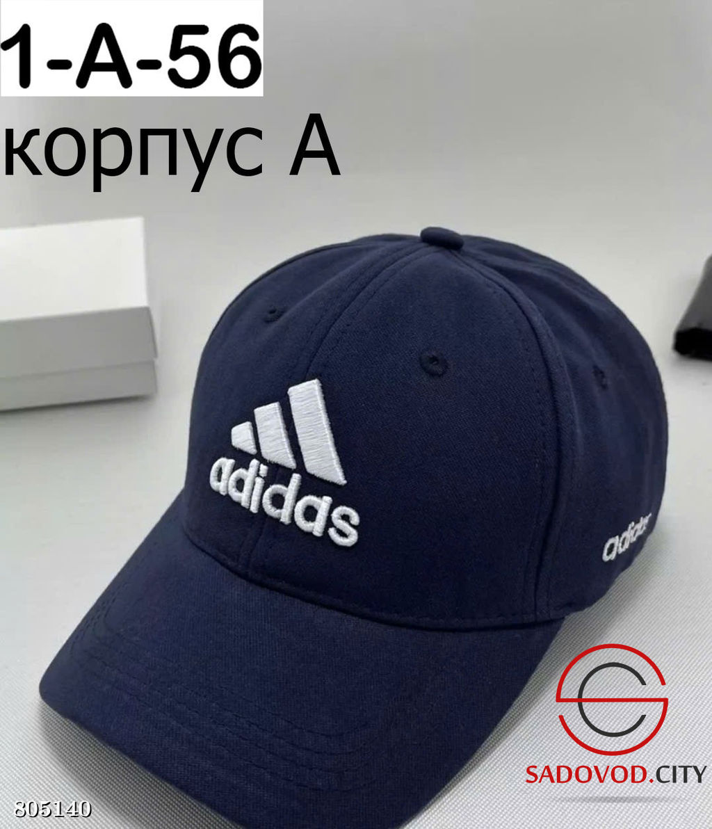 кепка из хлопка имеет декоративную пуговицу