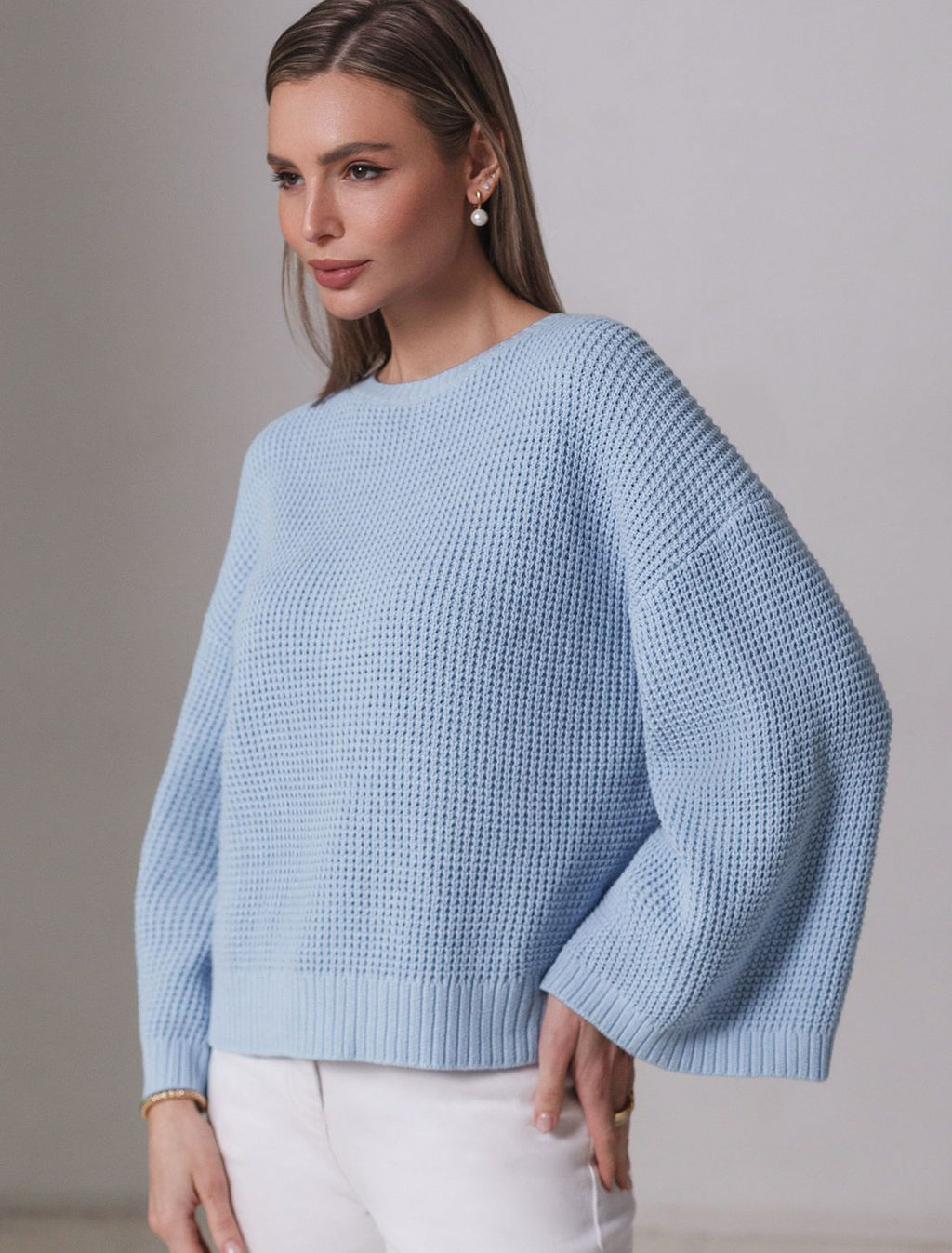 Укороченный джемпер с широкими рукавами рельефной вязки из хлопка с акрилом