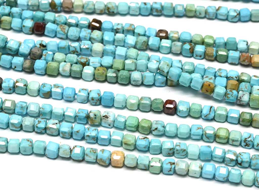 Бусины из бирюзы кубик гр.3мм, 39см, 124 бусин Радуга камня