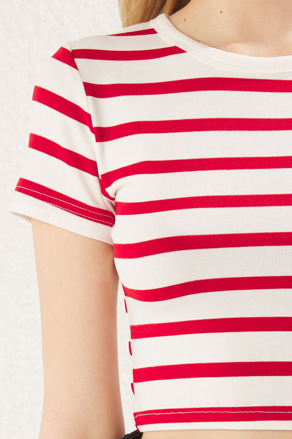 Trendyolmilla Premium Tas Ekru Cizgili Viskoz/Yumusak Kumas Crop Bisiklet Yaka Esnek Orme Bluz TWOSS23BZ00198 фото 55