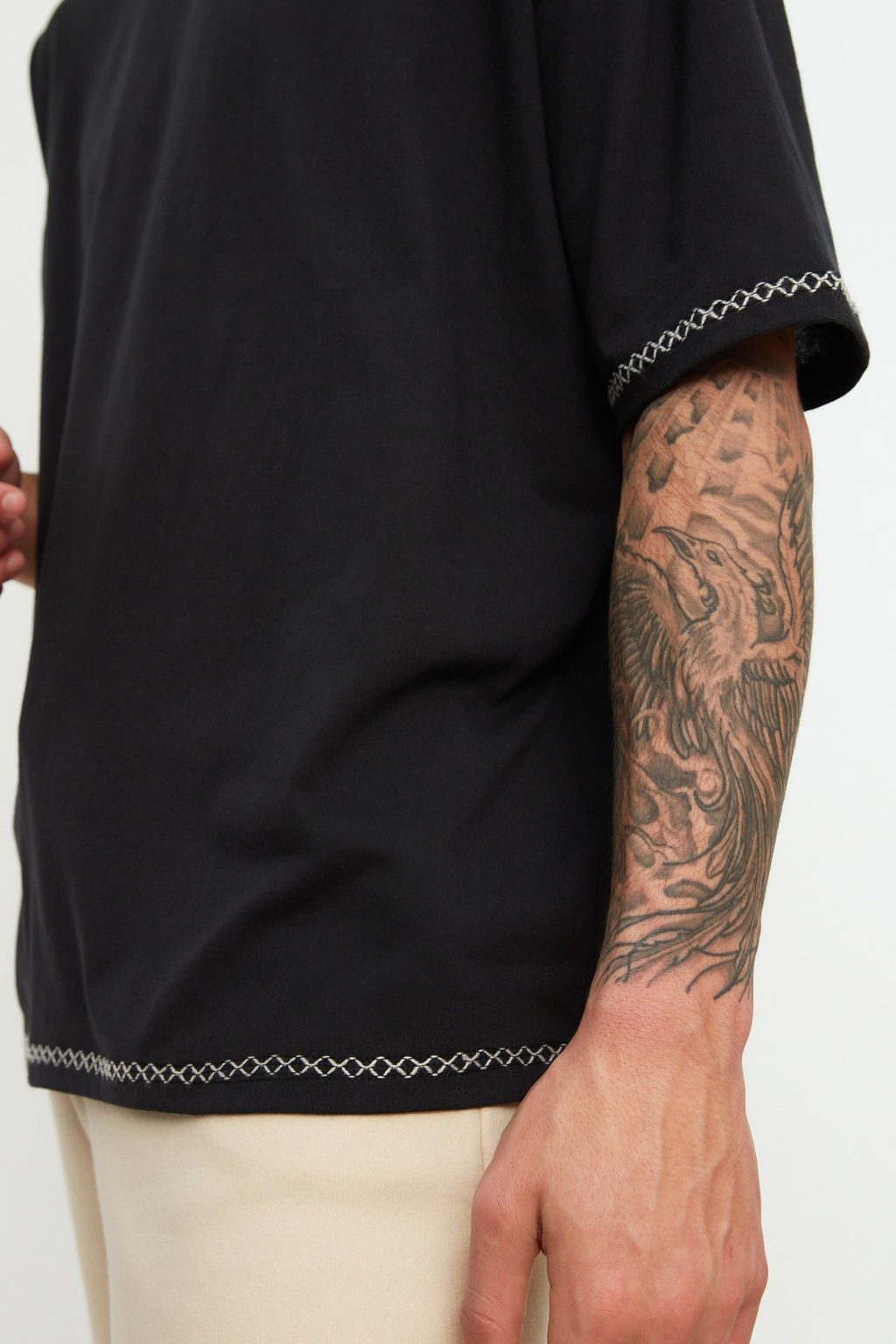 Siyah Oversize/Genis Kesim K?sa Kollu Islemeli %100 Pamuk T-Shirt TMNSS21TS1888