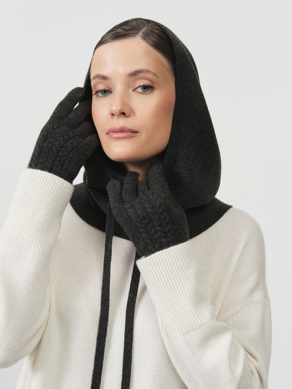 Перчатки из кашемира 31121 графит