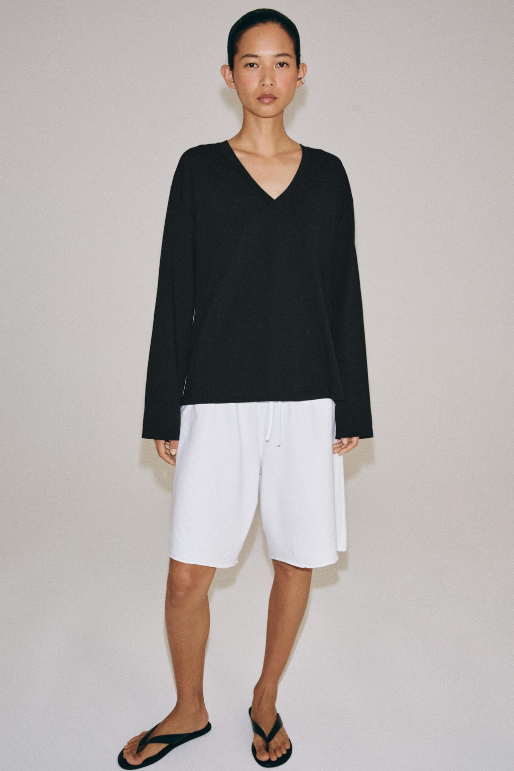 CAMISETA ESCOTE PICO ALGOD?N / Negro - Zara фото 4