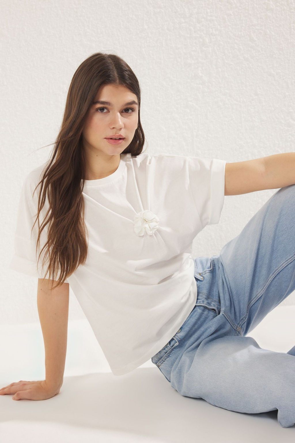 TRENDYOLMILLA Ekru Oversize/Genis Kal?p Cicek Aksesuar Detayl? Orme T-Shirt TWOSS25TS00013